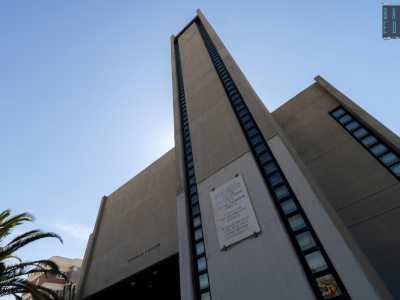 Consacrata il 26 settembre 1990 si mostra con una facciata di cemento a vista e un alto campanile con una croce in ferro